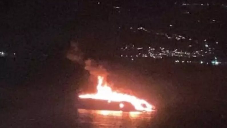 Yacht in fiamme al porto di Sapri: distrutta imbarcazione da 24 metri