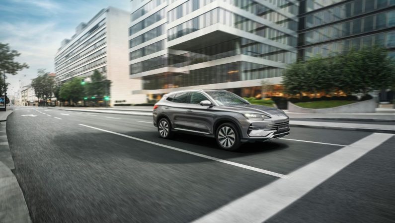 BYD accelera in Italia, crescita a tre cifre e leadership tra i Veicoli a Nuova Energia