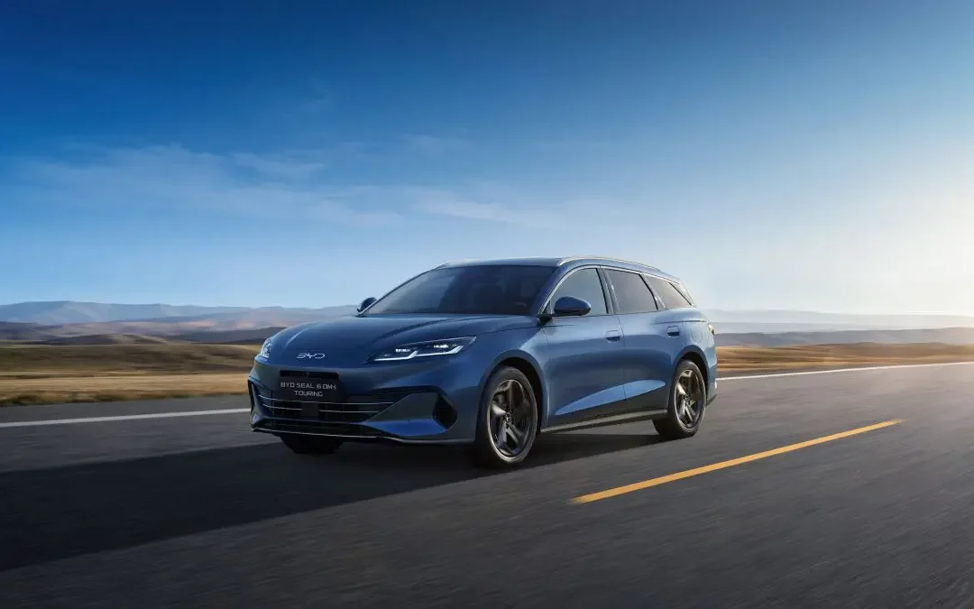 1.500 Km senza fermarsi, arriva la nuova BYD Seal 6 DM-i