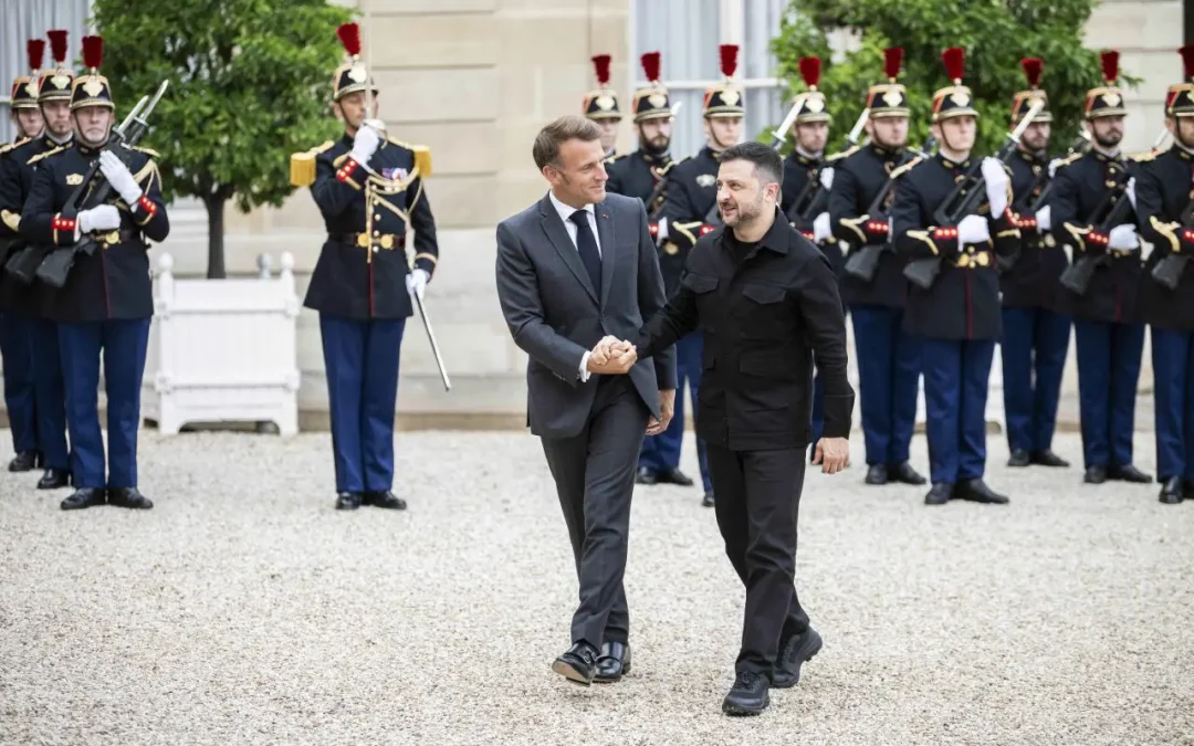 Macron con Zelensky “Europei pronti a fornire garanzie di sicurezza”