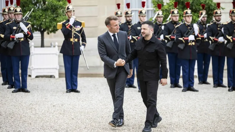 Macron con Zelensky “Europei pronti a fornire garanzie di sicurezza”