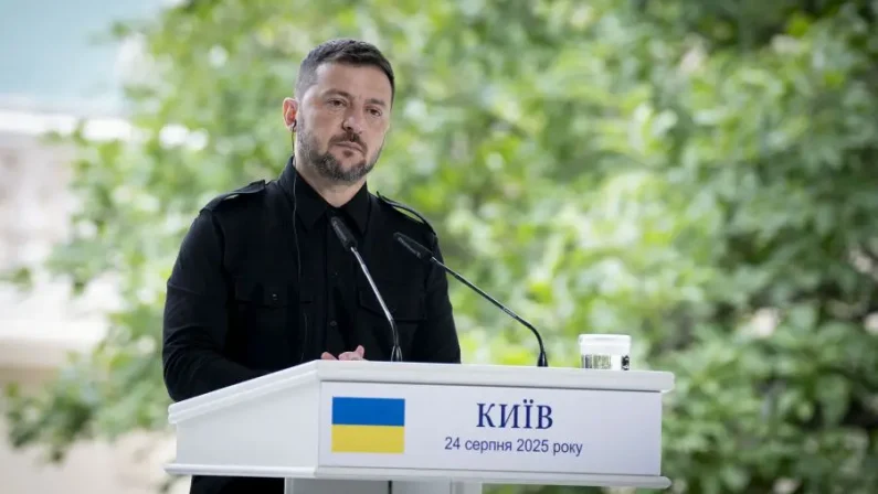Zelensky “Putin trasforma diplomazia in farsa, sanzioni subito”