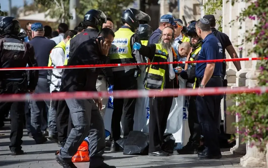 Attentato a Gerusalemme, 4 morti e almeno 15 feriti. Uccisi 2 terroristi