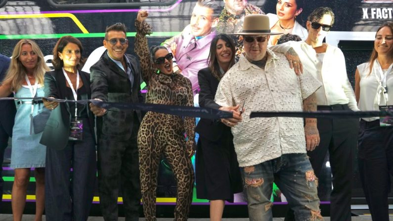 Trenitalia “viaggia con la musica”, un Regionale con la livrea X Factor