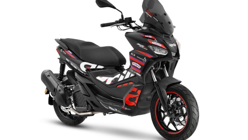 Aprilia, debutta la “grintosa” SR GT Replica 2025