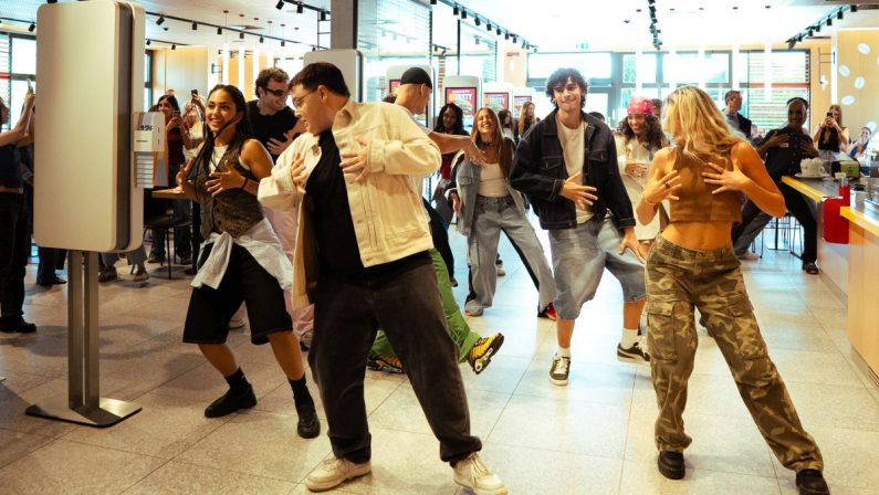 McDonald’s, la “Salvaeuro Wallet Dance” contagia i ristoranti d’Italia