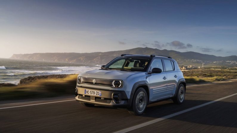 Arriva nelle concessionarie la nuova Renault 4 E-Tech Electric