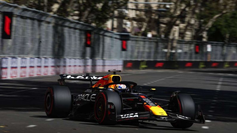 Pole di Verstappen davanti a Sainz al Gp di Azerbaijan