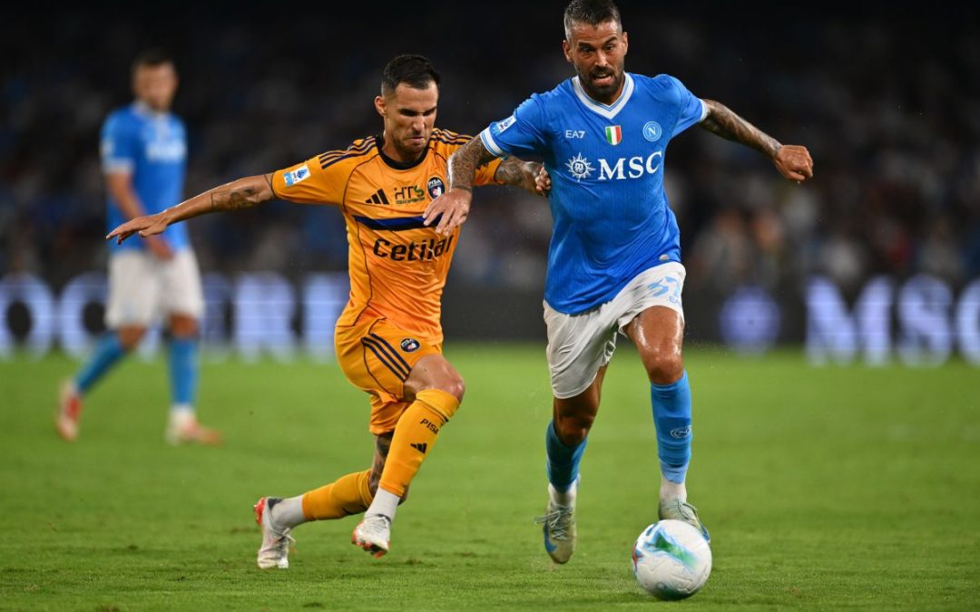Il Napoli fatica ma batte il Pisa e resta solo in testa