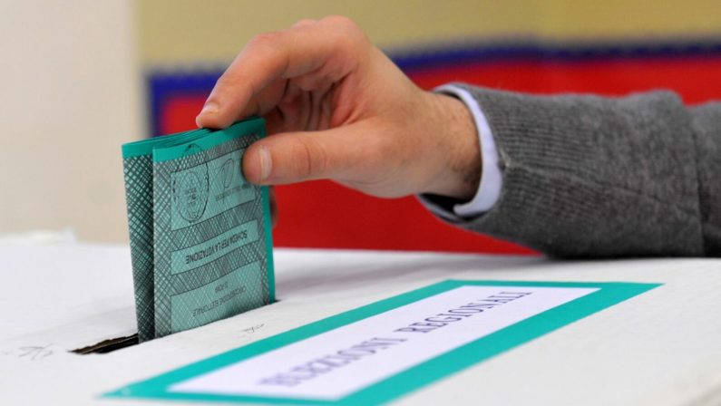 Elezioni regionali in Puglia, indette per il 23 e il 24 novembre