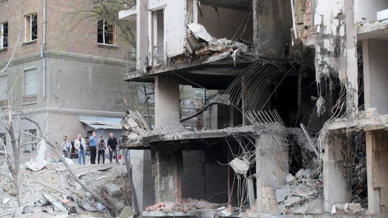 Ucraina, attacco russo nella notte, almeno quattro morti. Allarme in Polonia