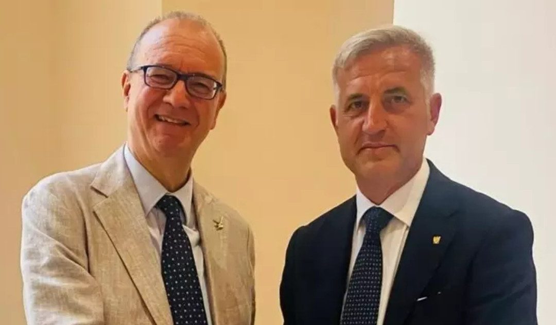 Canosa di Puglia, i libri di scuola li paga l’azienda