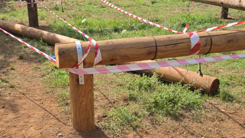 FOTO – Trave colpisce un bimbo al parco giochi a Vibo, il luogo dell’incidente
