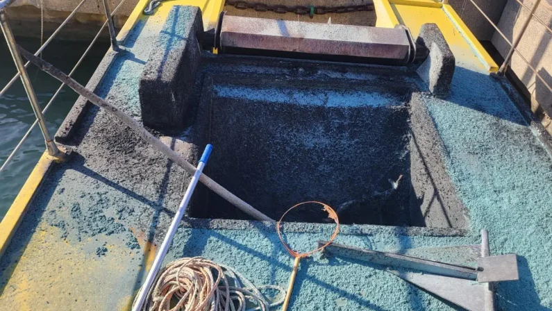 Tentano di incendiare un battello pulisci mare al porto di Campora, Occhiuto: “Farabutti”