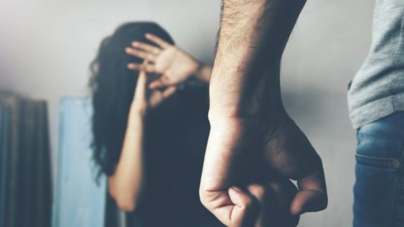 Borgia, aggredisce la compagna davanti ai figli, arrestato