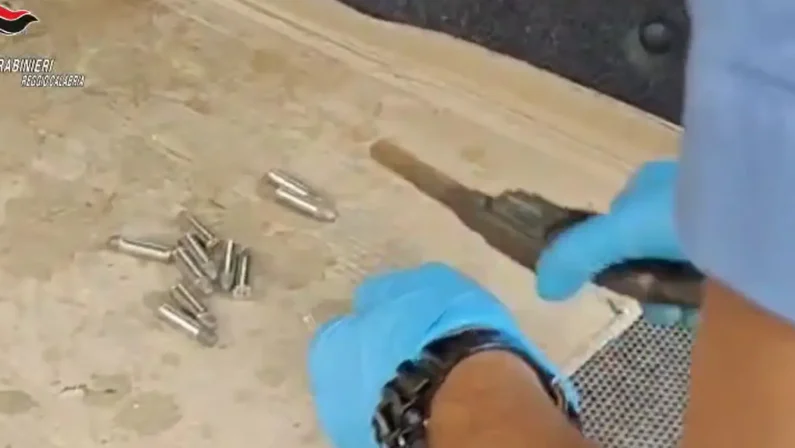 Reggio Calabria, in auto con la pistola pronta a sparare, arrestato