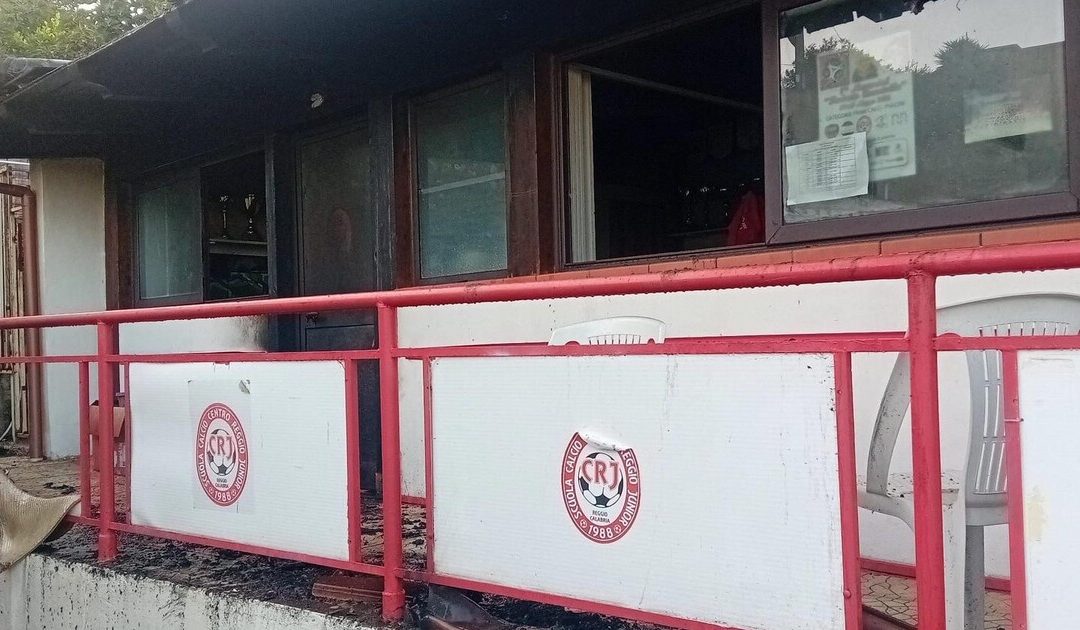 Reggio, incendio al Centro Reggio Junior, Falcomatà: «atto vile»