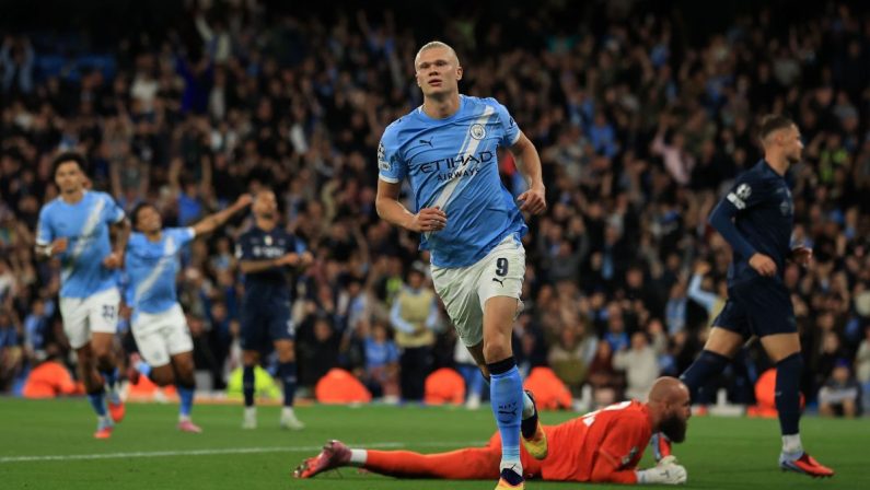 Napoli in inferiorità numerica per 70′, il Manchester City vince 2-0