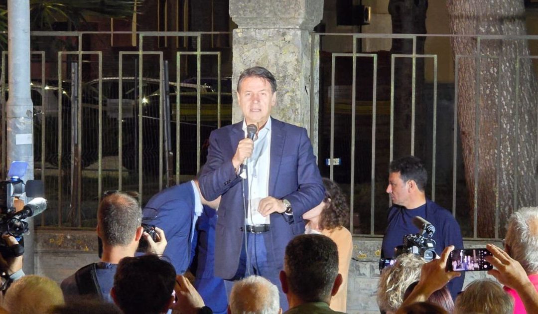 Giuseppe conte durante l'incontro a Vibo Valentia