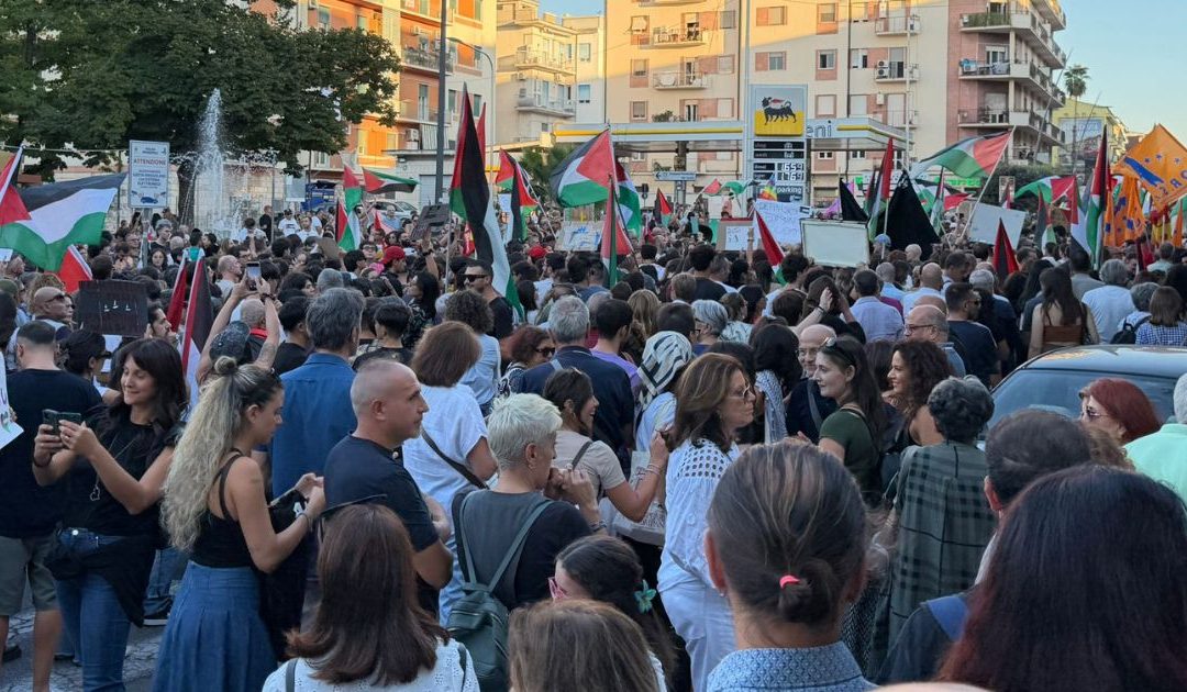I manifestanti in pazza Loreto a Cosenza