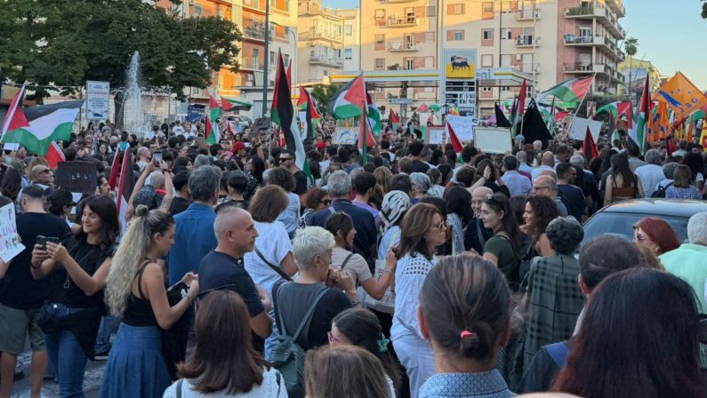 «Palestina libera», in migliaia in piazza a Cosenza per il corteo