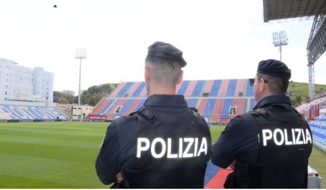 Crotone, fumogeni in campo, 11 daspo a tifosi della Cavese