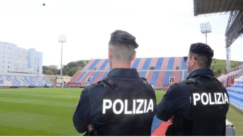 Crotone, fumogeni in campo, 11 daspo a tifosi della Cavese