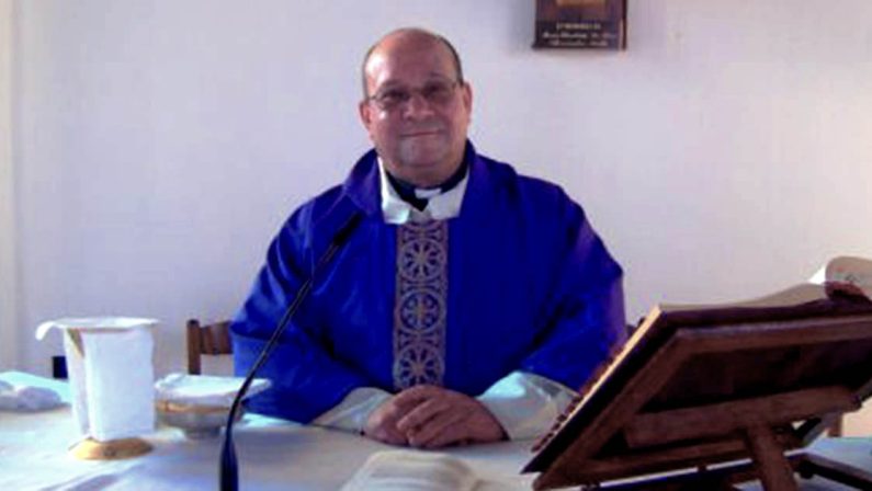 Ci lascia don Pierino Vaccari, storico cappellano del cimitero di Cosenza