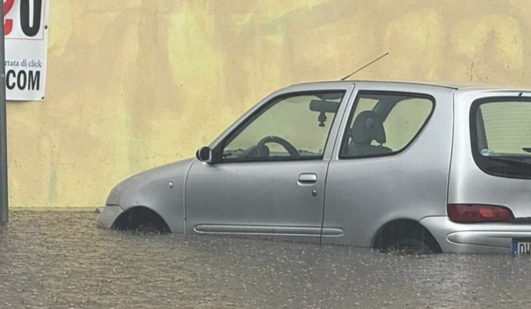 Un'auto immersa nell'acqua dopo il maltempo a Potenza
