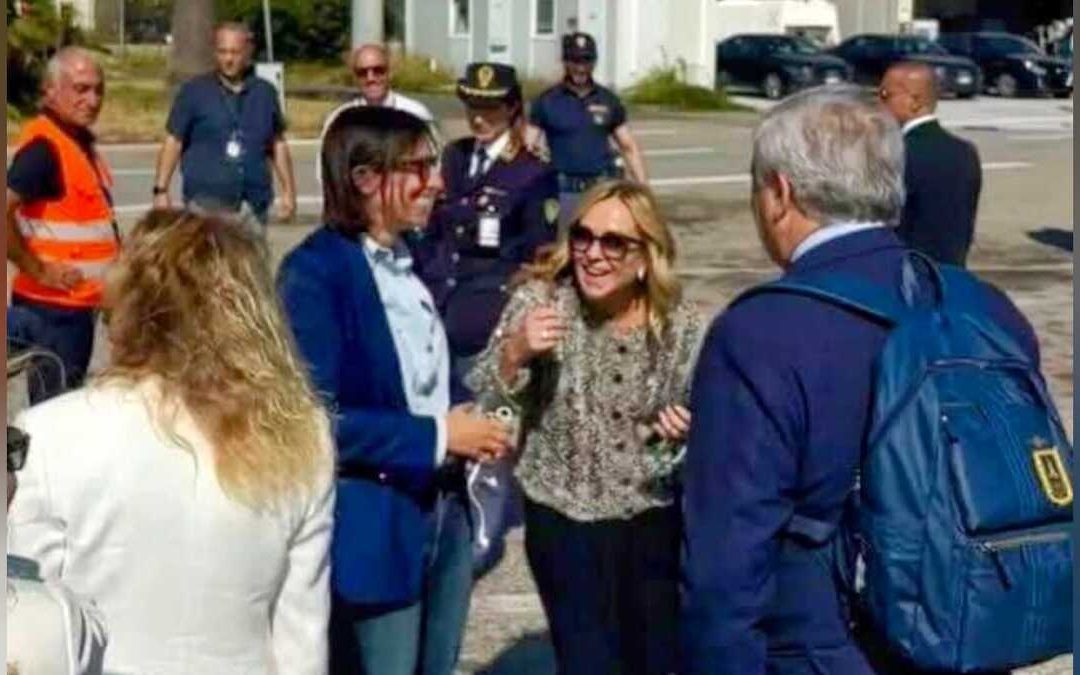 Giorgia Meloni e Elly Schlein, di spalle Tajani