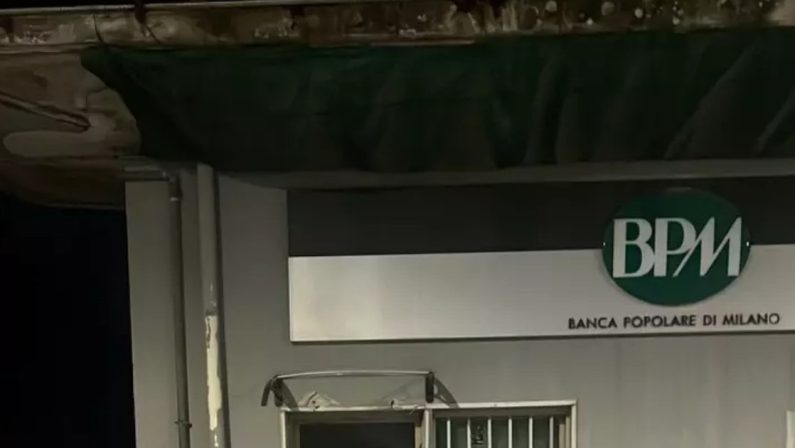 Nel Foggiano, due esplosioni distruggono il bancomat: bottino da 60mila euro