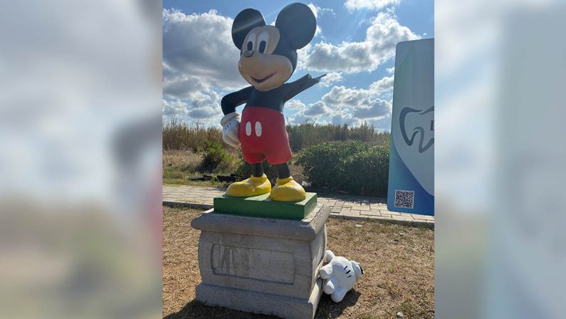 Gioia Tauro, ignoti tagliano la mano alla statua di Topolino del parco giochi
