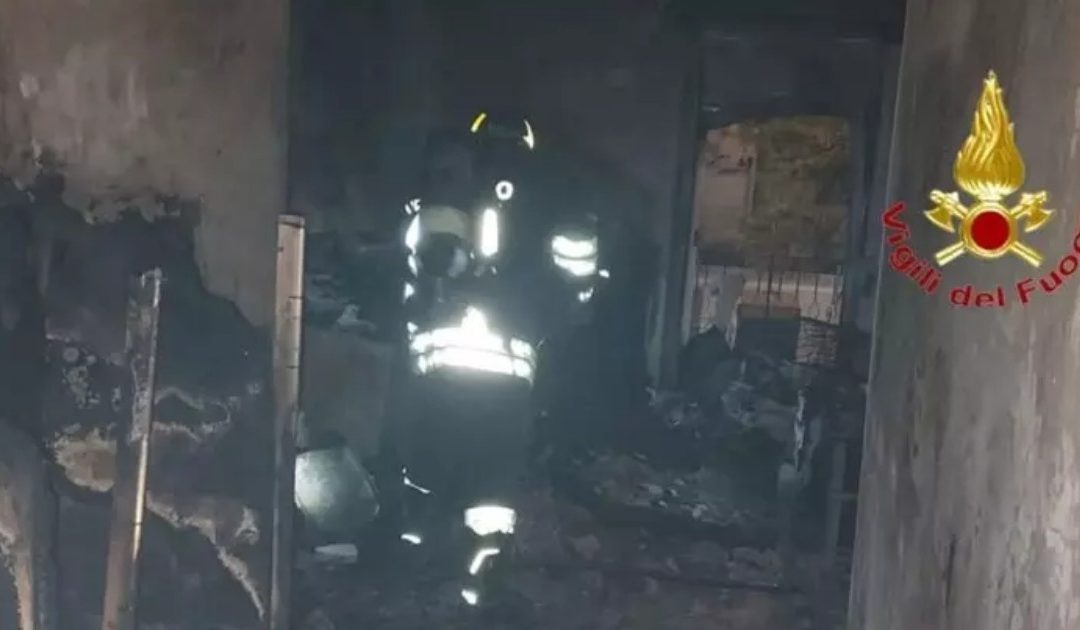Incendio distrugge un appartamento nel Salernitano