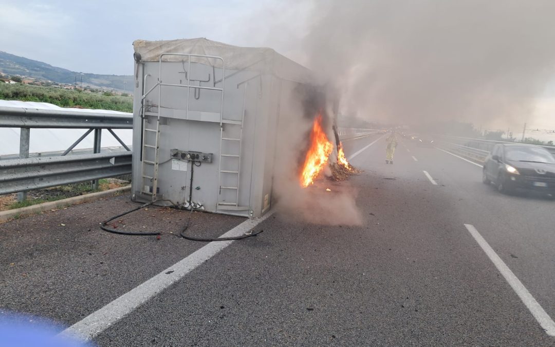Lamezia, camion carico di pellet in fiamme sulla A2