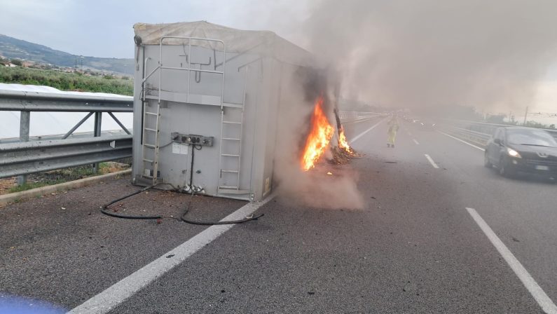 Lamezia, camion carico di pellet in fiamme sulla A2