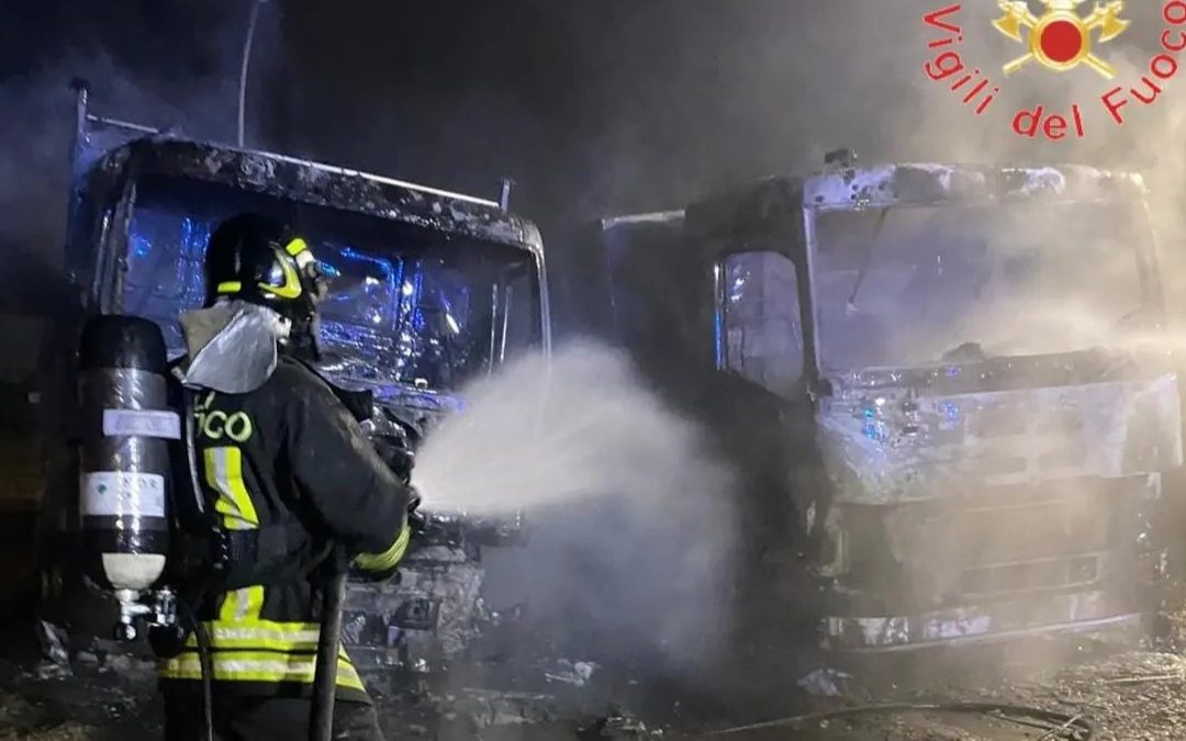 Reggio, incendio al deposito Castore: mezzi distrutti a Ravagnese
