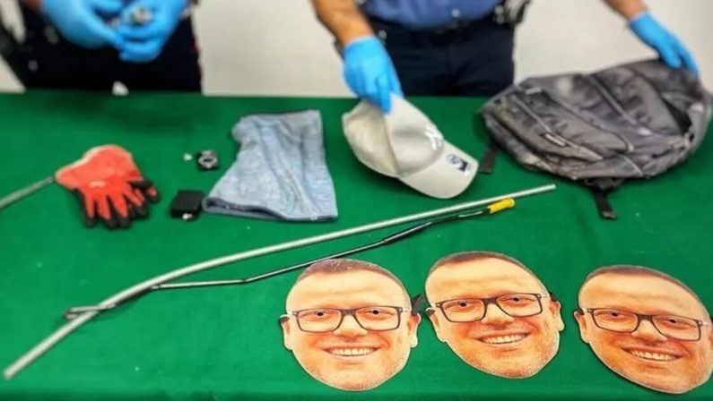A Napoli un uomo ruba un’auto indossando una maschera di Gigi D’Alessio, arrestato
