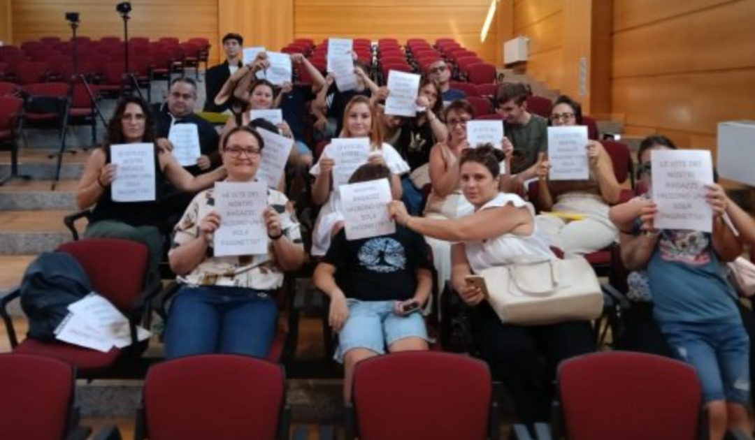 Lamezia, protesta nell’aula consiliare: «più attenzione al randagismo meno per i servizi alla persona»