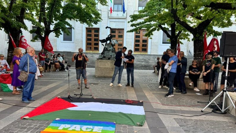 Cosenza, la Cgil scende piazza a sostegno della Global Sumud Flotilla: «Fermiamo la barbarie»