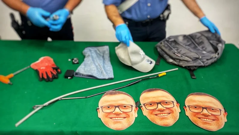 A Napoli un uomo ruba un’auto indossando una maschera di Gigi D’Alessio, arrestato