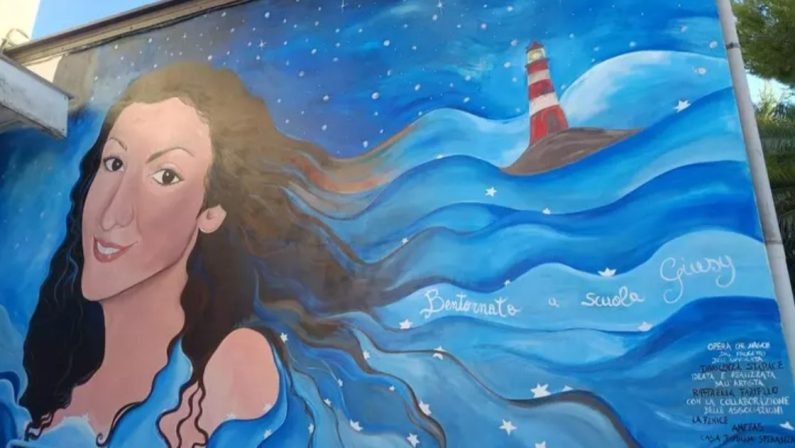 Manfredonia, “Bentornata a scuola, Giusy”: un murale per ricordare la 14enne uccisa