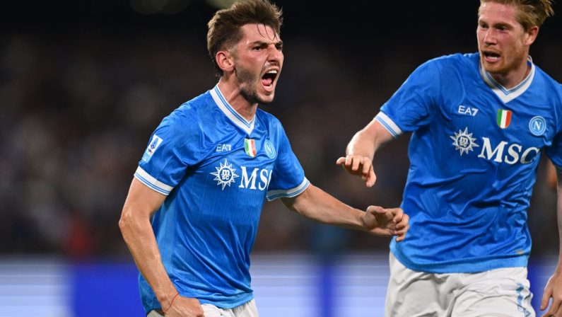 Il Napoli batte anche il Pisa 3-2 e vola a punteggio pieno in testa alla classifica