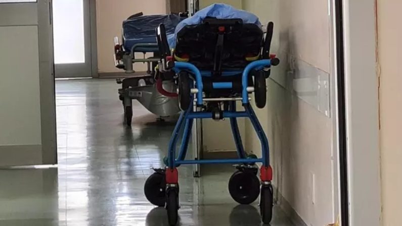 «Non è grave», aspetta un’ora al pronto soccorso e muore nel Foggiano: la denuncia dei parenti