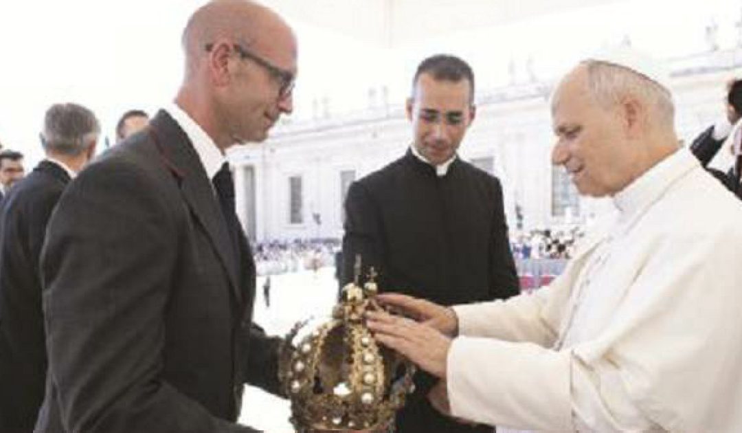 Le corone di Maria Santissima del Carmelo ricevono la benedizione per le mani del Santo Padre