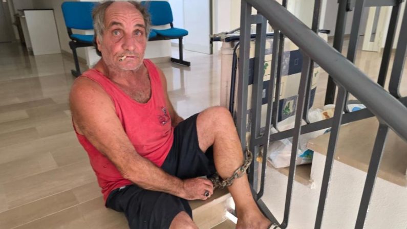 Pizzo, cade e si incatena per la sesta volta in Comune