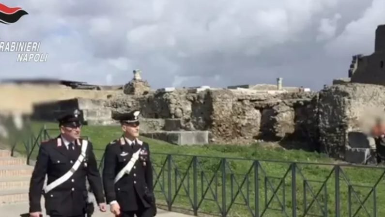 Turisti scavalcano la recinzione ed entrano negli Scavi di Pompei