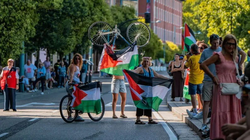 Proteste pro-Palestina alla Vuelta, nell’undicesima tappa non ci sarà nessun vincitore