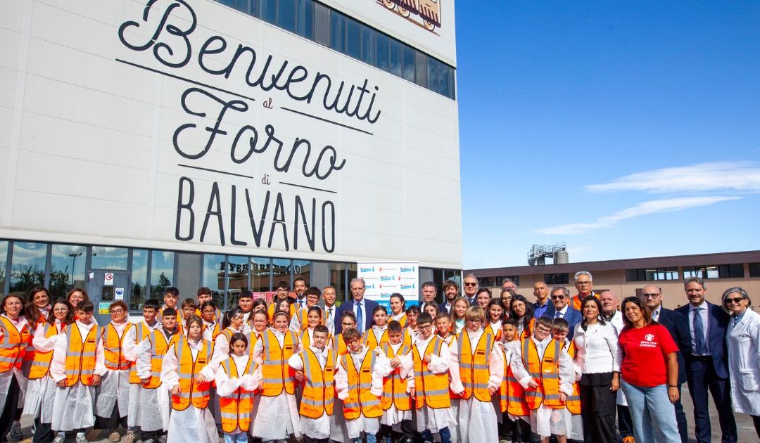 I ragazzi del Punto Luce di Potenza davanti lo stabilimento Ferrero di Balvano (foto di: Piersavino Montesano)