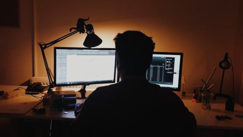 «OpenAi non ha salvato mio figlio dal suicidio»
