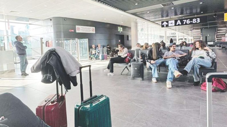 Il volo da Roma cancellato, ancora disagi per i passeggeri a Crotone